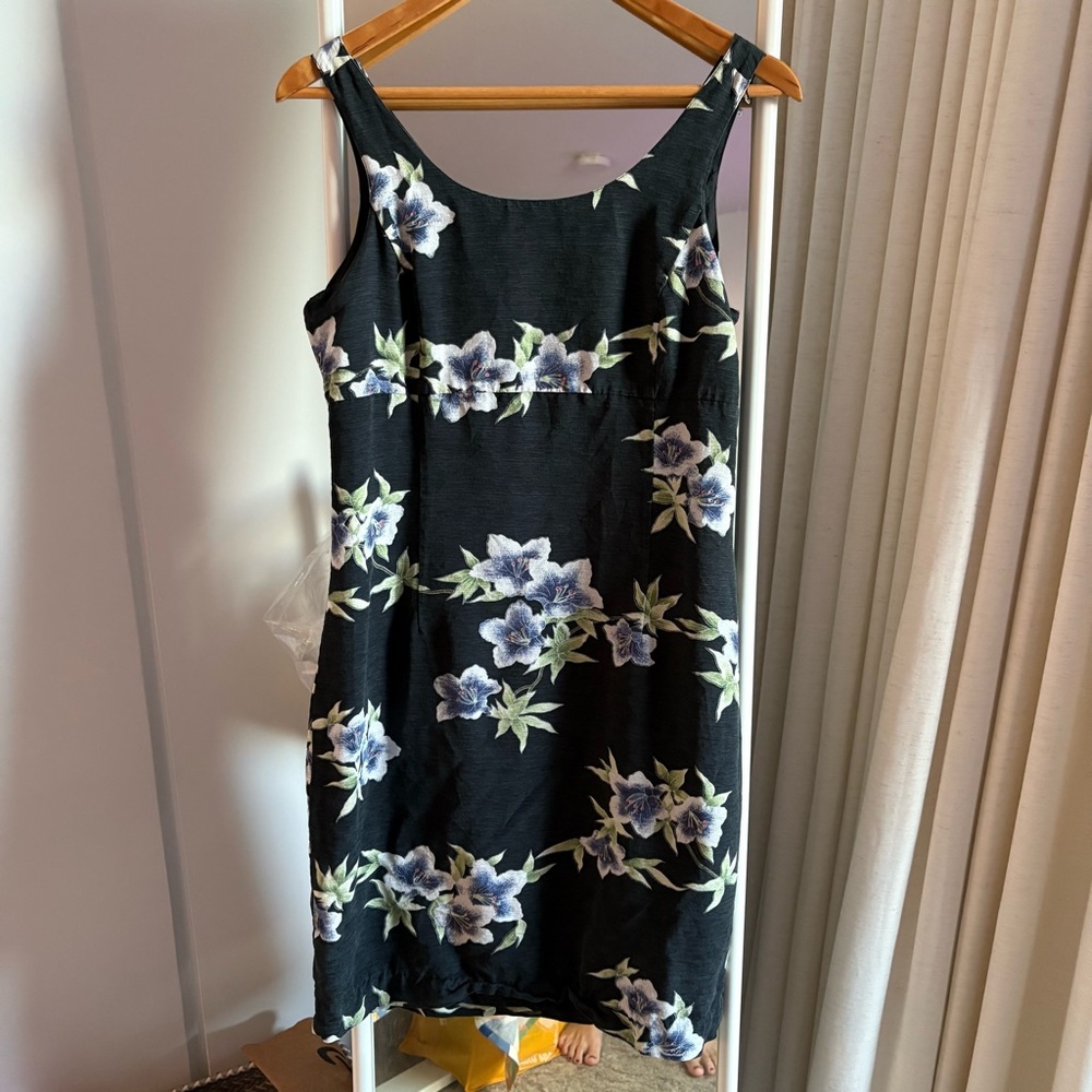Tommy Bahama 100% silk Black Floral knee length Dress size 8